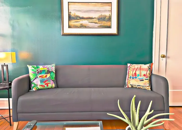 Perfectly Located 1-bedroom Unit - Hinman D2