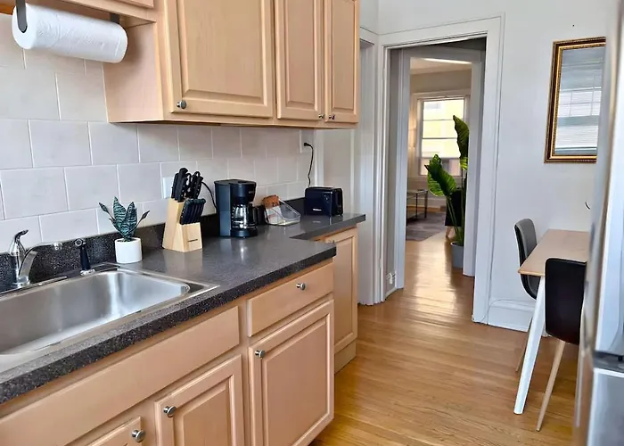 Perfectly Located 1-bedroom Unit - Hinman D2 Апартаменты