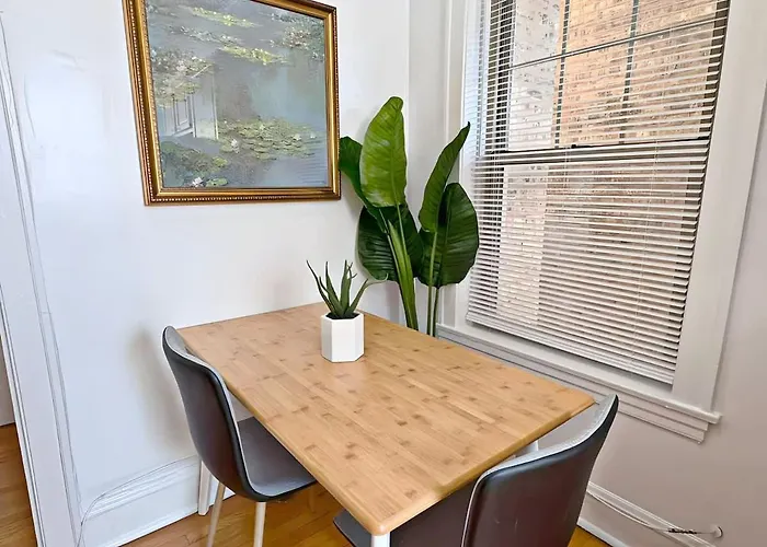 Perfectly Located 1-bedroom Unit - Hinman D2 * Эванстон