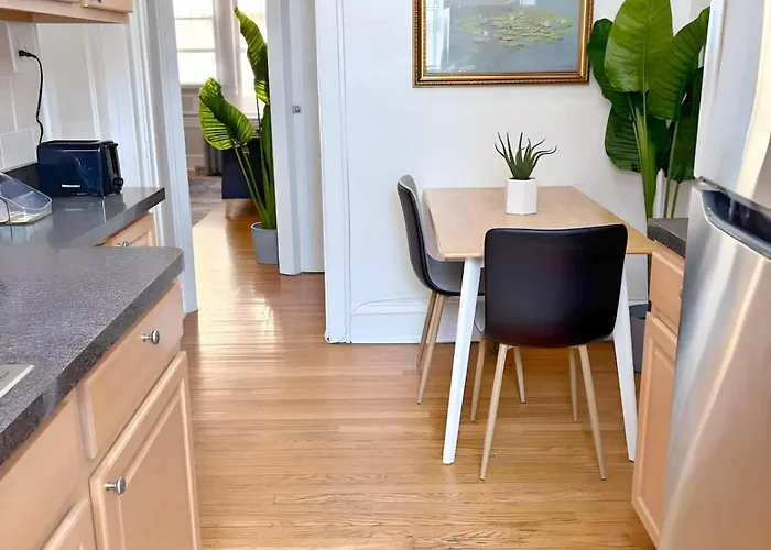 Апартаменты Perfectly Located 1-bedroom Unit - Hinman D2 *