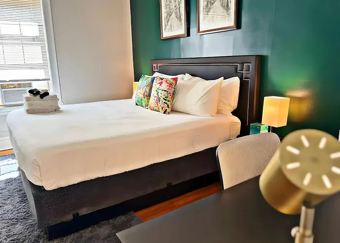Perfectly Located 1-bedroom Unit - Hinman D2