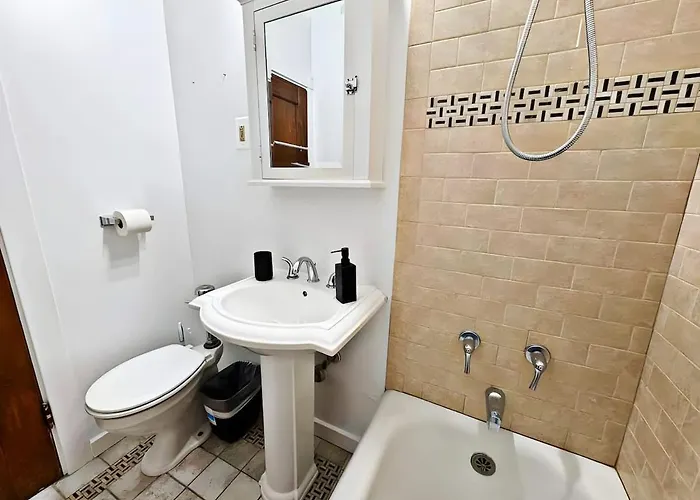 Апартаменты Perfectly Located 1-bedroom Unit - Hinman D2 *