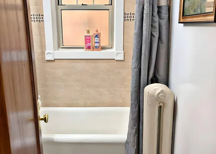 Perfectly Located 1-bedroom Unit - Hinman D2